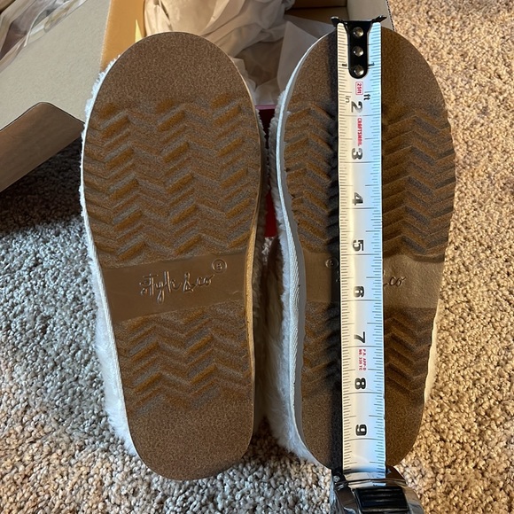 NWT cream thick warm faux fur slippers cruelty free 5 fits size 6 too - Picture 9 of 11